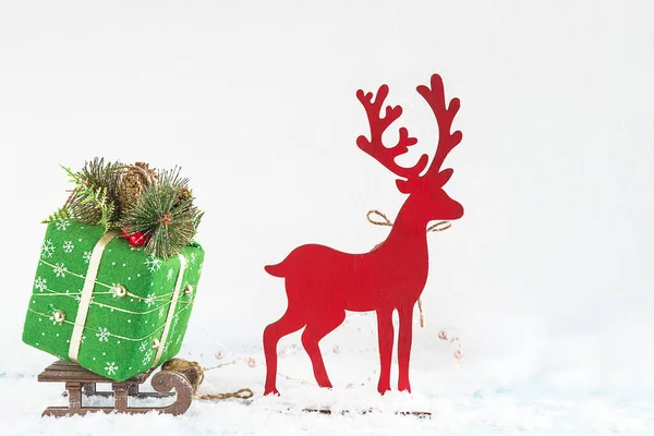 Julkort Med Hälsning Röda Rådjur Och Vacker Dekorerad Presentask Släden — Stockfoto