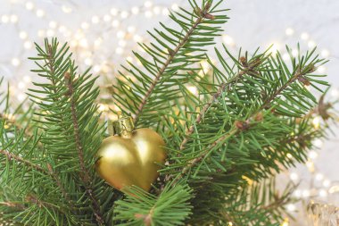 Noel kompozisyonu. Altın kalp ve Noel ışıkları