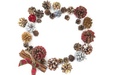 Çeşitli kozalaklı kozalaklı Noel çelenkleri, beyaz tarçınlı 