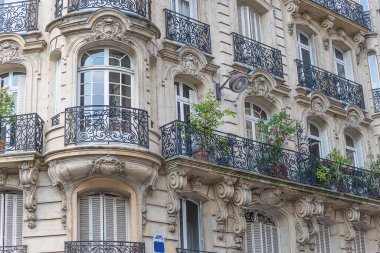 Oymalı balkonları olan güzel bir Paris yerleşim yeri.