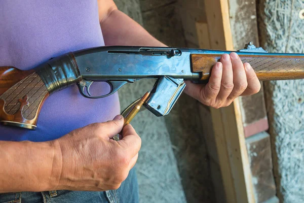 Mão Masculina Com Carabina Carga Bala — Fotografia de Stock