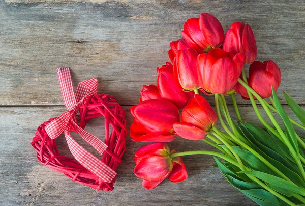 Sevgililer günün kutlu olsun. Bir sürü kırmızı lale ve hasır kalp.