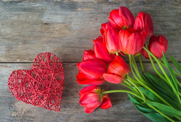 Sevgililer günün kutlu olsun. Güzel kırmızı laleler