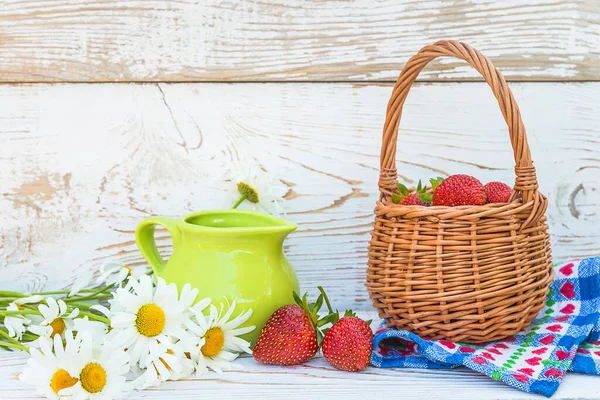 Nature Morte Été Panier Osier Avec Fraises Mûres Bouquet Marguerites — Photo