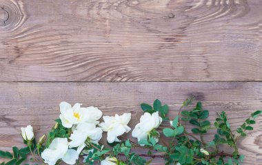 Kırsal ahşap arka planda kır gülleri olan tebrik kartı.