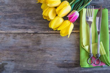 Paskalya bayramı yemeği için şenlikli bir yer. Güzel demirhane.