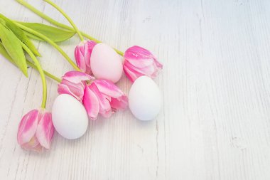 Mutlu Paskalya bayramı tebrik kartları. Bir buket pembe lale ve...