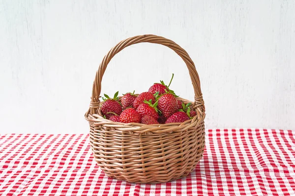 Panier Osier Avec Fraises Mûres Sur Nappe Carreaux — Photo