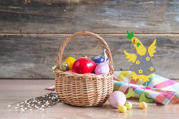 Świąteczna Kartka Życzeniami Wiklinowy Kosz Różnymi Jajkami Dekoracje Wielkanocne Starym — Zdjęcie stockowe