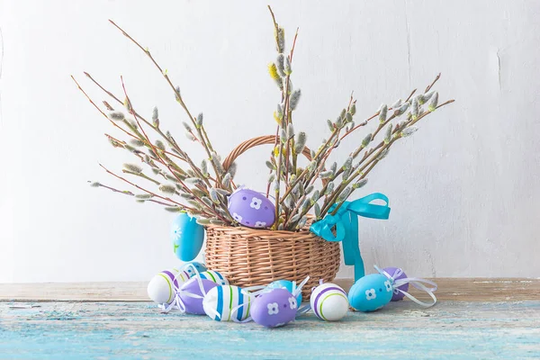 Вітальна Листівка Великдень Плетений Кошик Вербовими Гілочками — стокове фото