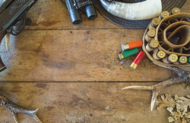 Eski ahşap arka planda av malzemeleri. Metin için boşluk