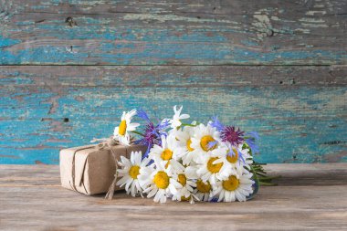 Kırsal tarzda yaz tebrik kartı; beyaz papatya buketi