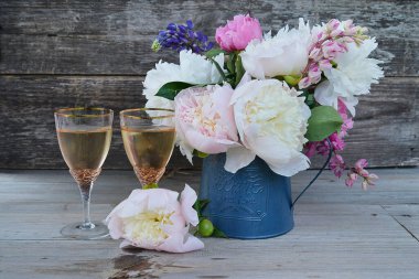 Bahar tebrik kartı; Vazoda pembe ve beyaz şakayık demeti