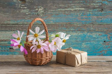 Yaz tebrik kartı; Pembe ve beyaz kozmos çiçekli hasır sepet