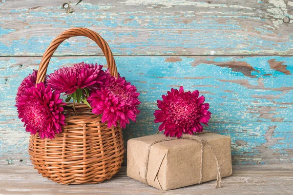 Fleurs Aster Violet Dans Panier Moses Boîte Cadeau Main — Photo