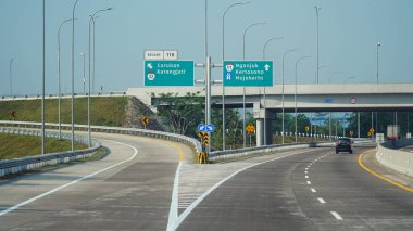 Madiun, Endonezya. 16 Temmuz 2024. Öğlen Trans Java paralı yolu. Caruban, Nganjuk, Kertosono, Mojokerto şehirleri için işaretler var.