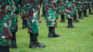 Endonezya ordusunun ayakları çim tarlasında düzgünce dizilmişti. Seçilene odaklan