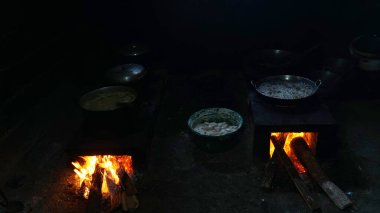 Ahşap ateşli geleneksel mutfak. Şöminenin üzerinde tencere ve tavalar var..