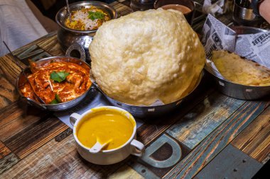 Renkli ve ağız sulandıran Hint yemeği, büyük altın naan ekmeği, zengin kırmızı köri ve egzotik pirinç.