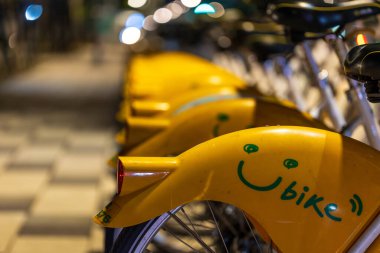 Tayvan sokaklarında görülen sarı U-Bisikletinin düzenli sıraları, uygun ve çevre dostu bir toplu taşıma yaşam tarzını somutlaştırmaktadır..