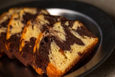 Güzel desenli mermer bir kere dilimlendiğinde doğal ışık altında büyüleyici bir doku sunar..