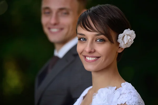 Gyönyörű esküvői pár együtt — Stock Fotó