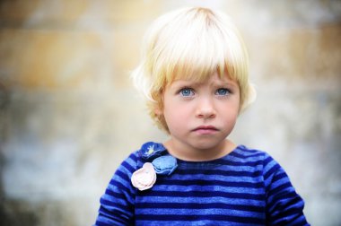 gülümseyen kız parkta