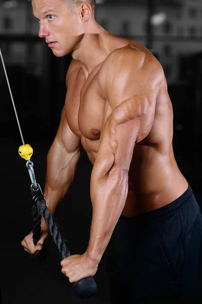 Starker athletischer Mann Fitness-Modell zeigt Medaille — Stockfoto
