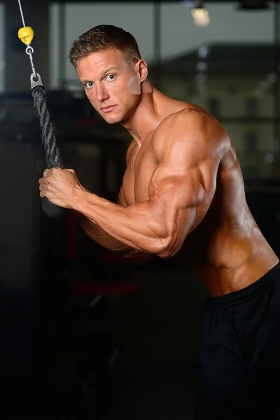 Fuerte atlético hombre fitness modelo mostrando medalla — Foto de Stock