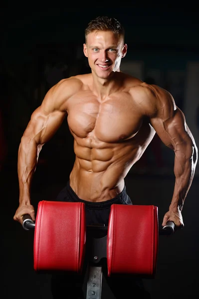 强健壮的男人健身模型显示六块腹肌 — 图库照片