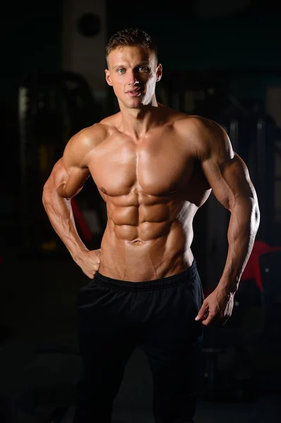 Güçlü atletik erkek fitness modeli gösteren altı bohça abs — Stok fotoğraf