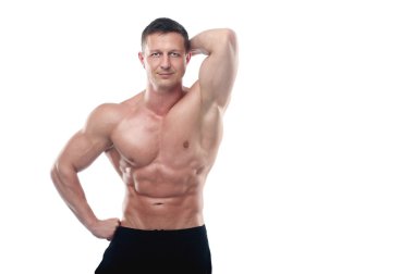 Beyaz backgroun güçlü atletik adam