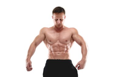 Beyaz backgroun güçlü atletik adam