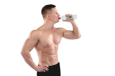 Beyaz backgroun güçlü atletik adam