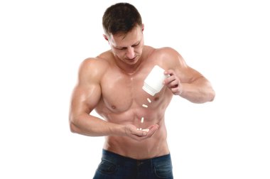 Beyaz backgroun güçlü atletik adam