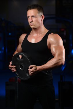 Yakışıklı atletik fitness adam poz ve gy tren