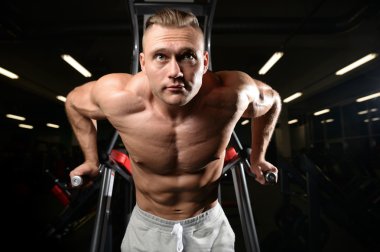 Gy alýþtýrmalarda yapan yakışıklı kaslı vücut geliştirmeci erkek