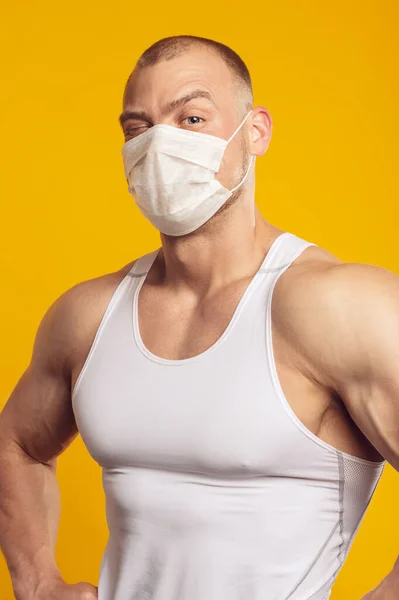 Tıbbi Maskeli Beyaz Gömlekli Izole Edilmiş Sarı Arka Planda Duran — Stok fotoğraf