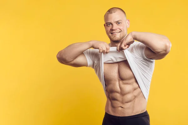 Studio Closeup Portrett Muskuløs Mann Hvit Skjorte Stående Isolert Gul – stockfoto