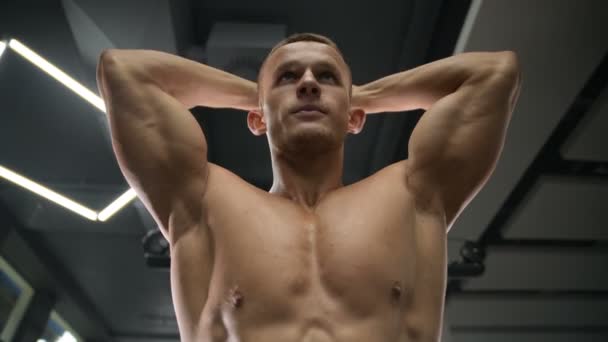 Homem Atlético Poder Caucasiano Treinar Músculos Bíceps Forte Fisiculturista Com — Vídeo de Stock