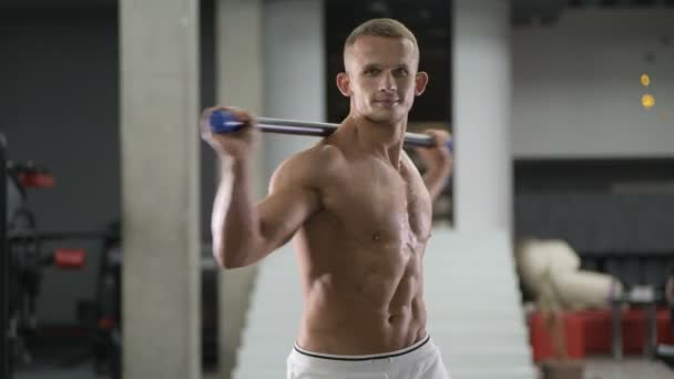 Homem Atlético Poder Caucasiano Treinar Músculos Bíceps Forte Fisiculturista Com — Vídeo de Stock