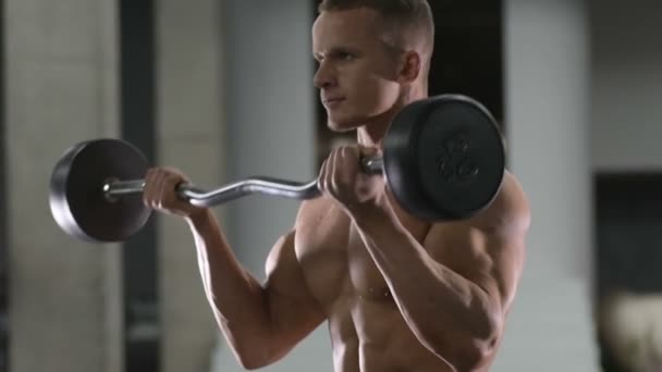 Caucasian Power Athletic Man Training Pumping Biceps Muscles Strong Bodybuilder — Stock Video