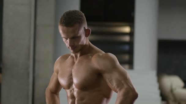 Kaukasische Kracht Atletische Man Training Pompen Biceps Spieren Sterke Bodybuilder — Stockvideo