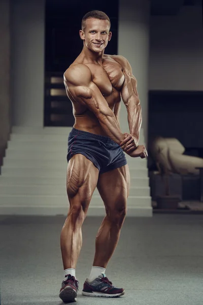 Caucasian Power Athletic Man Training Pumping Leg Quadriceps Muscles Strong — Stock Photo, Image