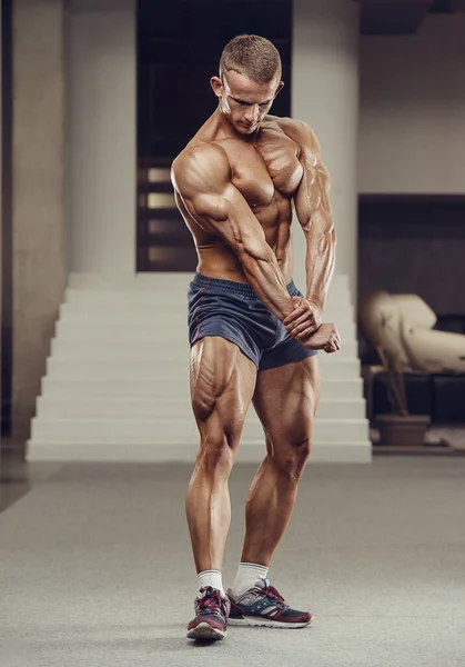 Vit Makt Atletisk Man Träning Pumpa Upp Ben Quadriceps Muskler — Stockfoto