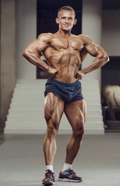Homem Atlético Poder Caucasiano Treinando Bombeando Músculos Quadríceps Perna Forte — Fotografia de Stock