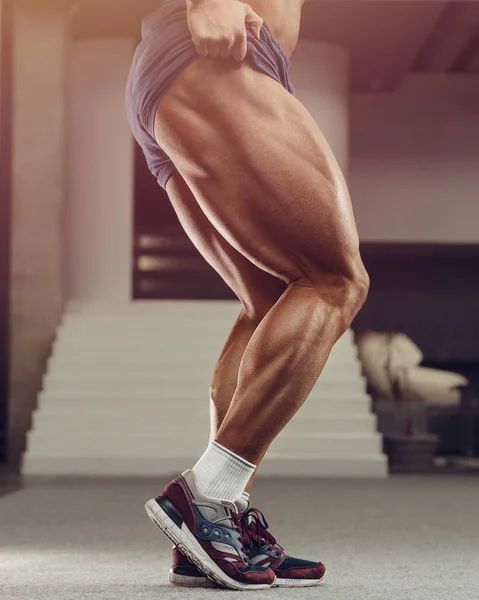 白人パワースポーツマンのトレーニング足の四足筋を汲み上げる 6パック 完璧な腹筋 トリップ ジムで肩を持つ強力なボディビルダー フィットネスとボディービルのコンセプト — ストック写真
