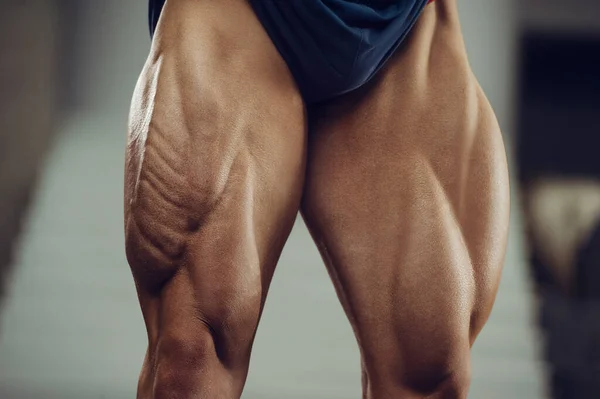 Kaukasische Kracht Atletische Man Training Pompen Been Quadriceps Spieren Sterke — Stockfoto