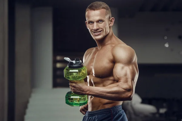 Hombre Fitness Gimnasio Beber Agua Después Del Entrenamiento Aptitud Física —  Fotos de Stock