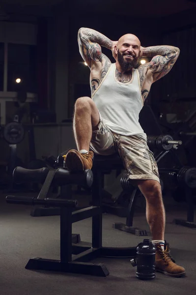 Antrenmandan Sonra Spor Salonunda Içen Sakallı Vahşi Bir Adam Fitness — Stok fotoğraf